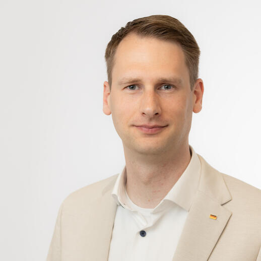 Porträtfoto, Hintergrund mittels KI visualisiert. Porträtfoto, Hintergrund mittels KI visualisiert.